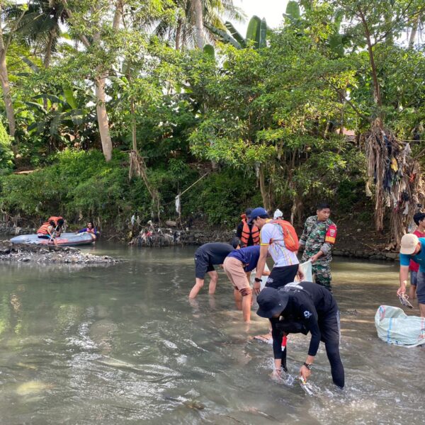 Aksi Bersih Sungai oleh HIMATIKOM UNIPOL
