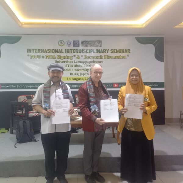 Penandatanganan Mou dan MoA antara Universitas Lamappapoleonro dengan STIA Abdul Haris dan Tohoku University Japan.