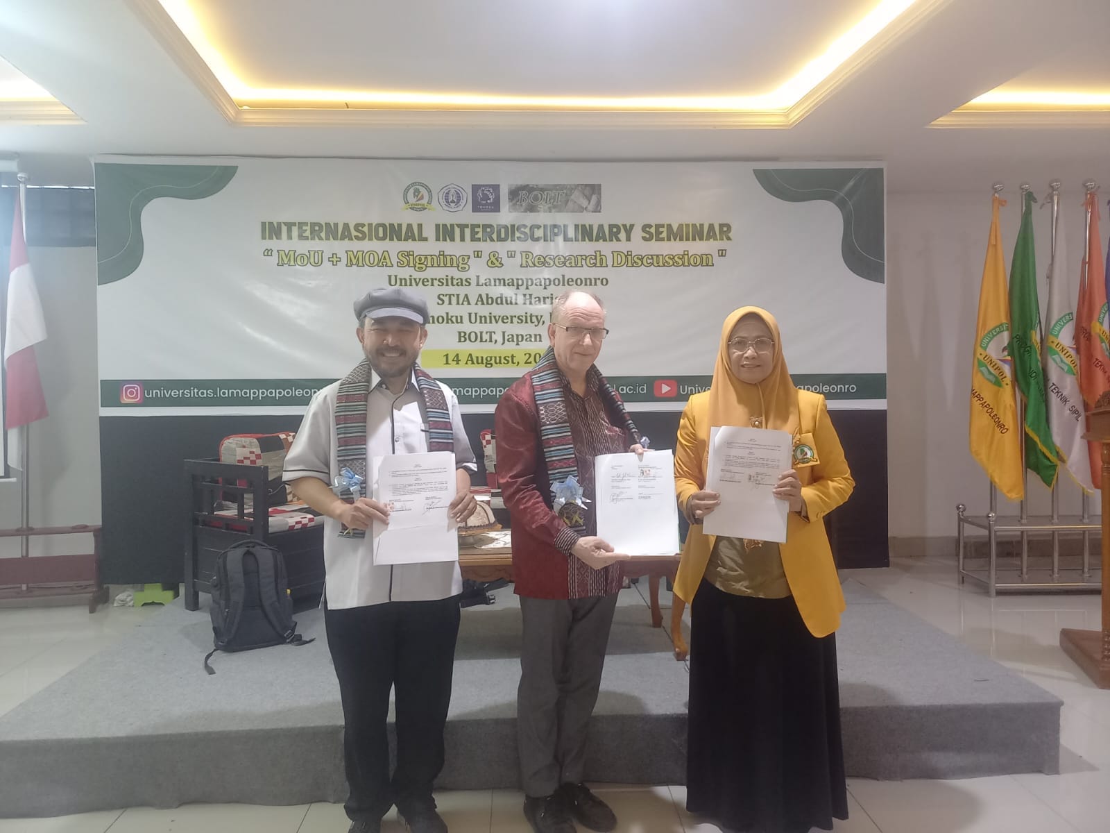 Penandatanganan Mou dan MoA antara Universitas Lamappapoleonro dengan STIA Abdul Haris dan Tohoku University Japan.