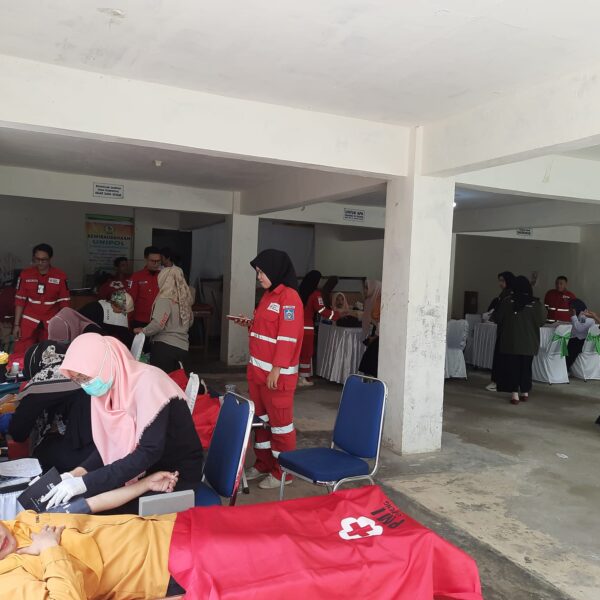 Rektor dan Civitas Akademika Unipol ikuti kegiatan Donor Darah oleh PMI Cabang Soppeng