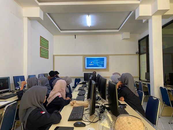 Pelatihan Pemrograman Python oleh HIMSI Universitas Lamappapoleonro: Membekali Mahasiswa dengan Keterampilan Teknologi Terkini