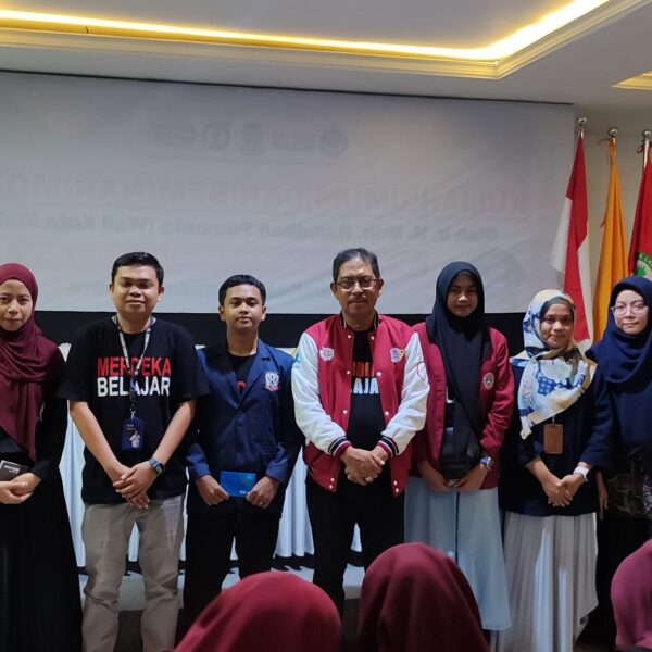 Penyerahan Buku Tabungan PIP Oleh Kepala LLDIKTI IX Kepada Mahasiswa KIP Kuliah Unipol