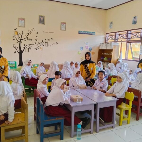 Duta Kampus Unipol Dampingi Kapolres Soppeng Pada Program Makan Bergizi Gratis