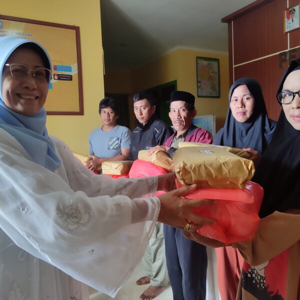 Rektor Unipol Salurkan Bantuan Sosial Untuk Korban Longsor di Desa Mattabulu