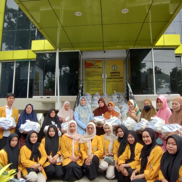 Wujud kepedulian untuk sesama, Rektor dan Civitas Akademika Unipol bagikan paket sembako kepada warga