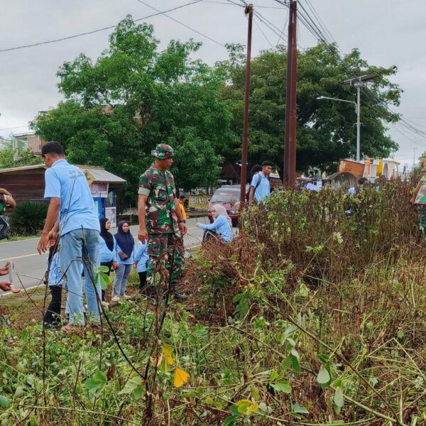 Mahasiswa KKN Tematik Universitas Lamappapoleonro Gelar Kerja Bakti di Kecamatan Pammana Bersama TNI, POLRI, dan Pemerintah Setempat