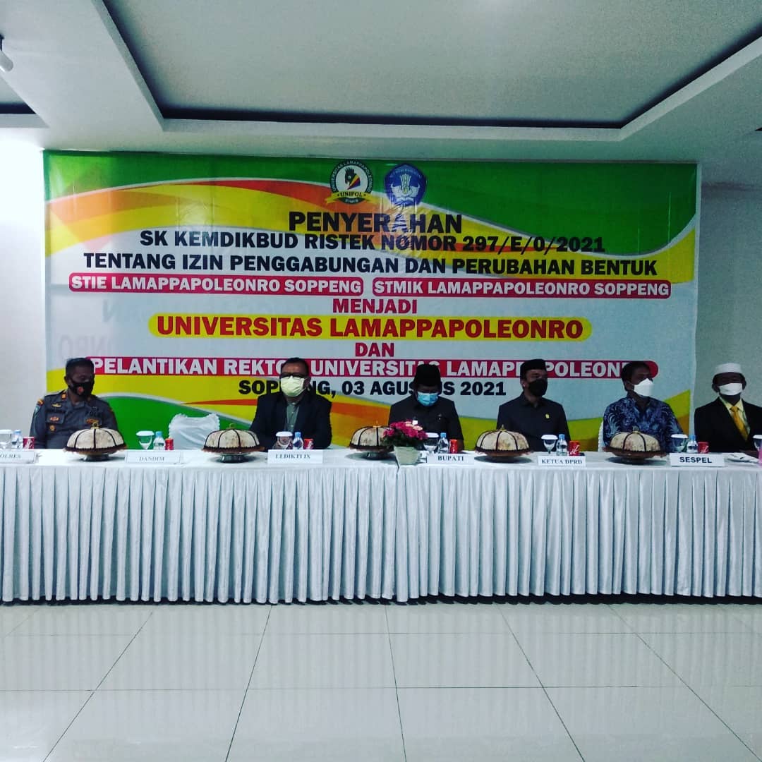 Penyerahan SK KemdikbudRistek Tentang Perubahan Bentuk Menjadi Universitas Lamappapoleonro